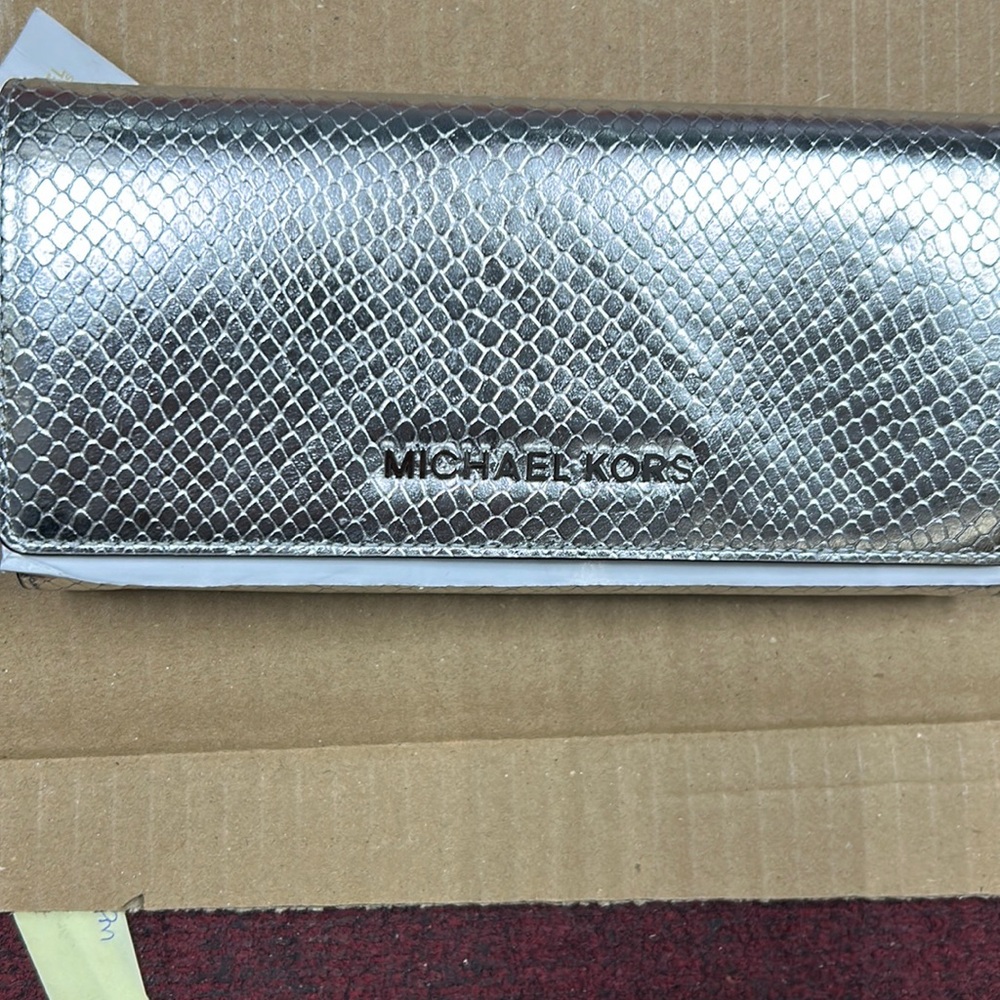 Michael Kors wallet in silver !!!! This wallet is very very spacious !!!